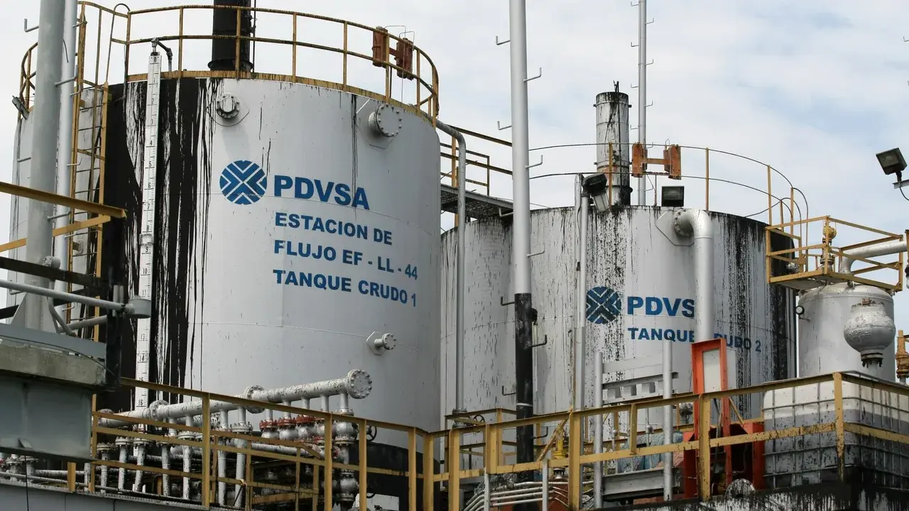 pdsva-oil-tanks-venezuela-JBula_62-shutterstock